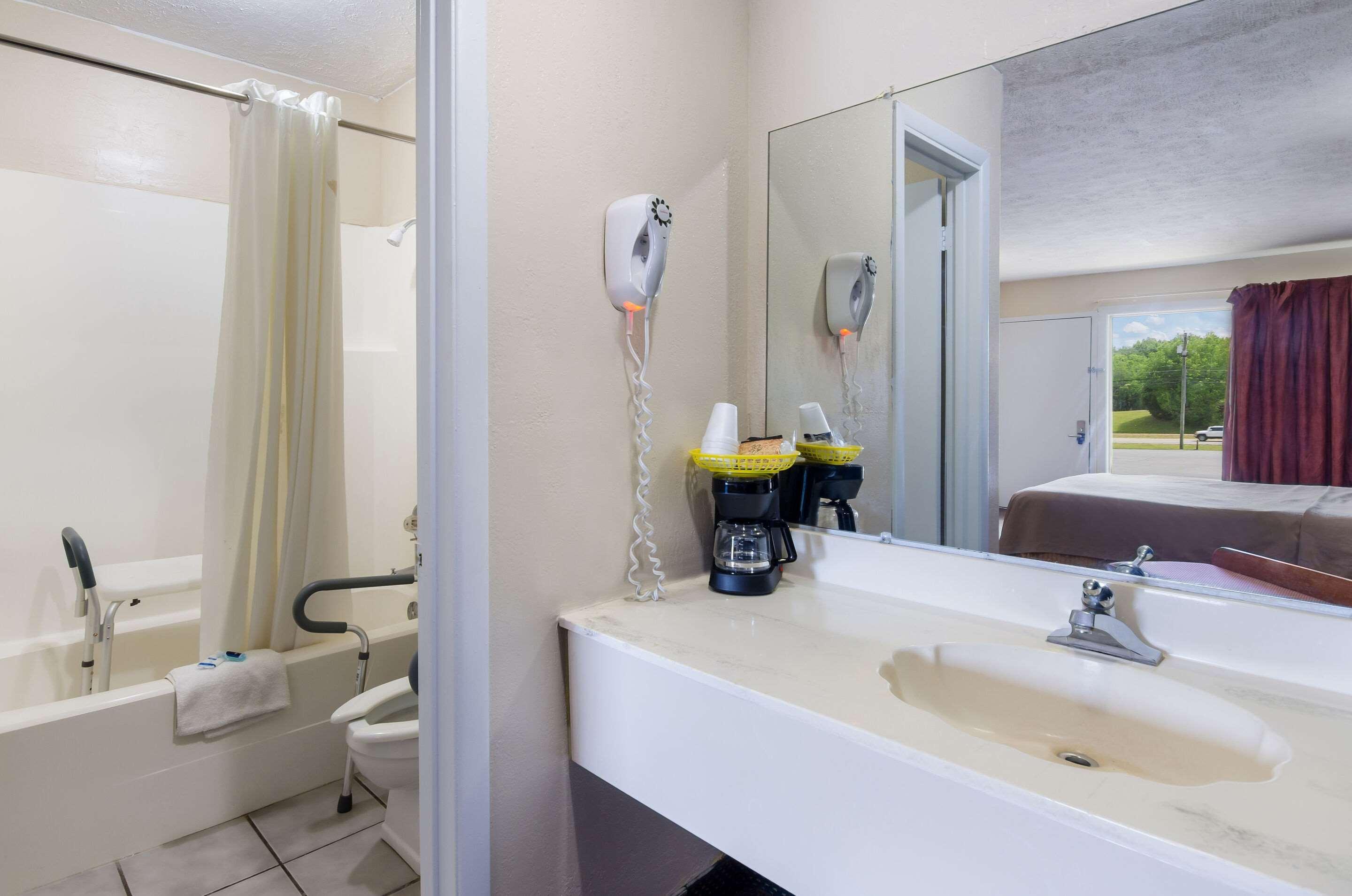 Rodeway Inn Church Hill - Tri Cities Area Екстериор снимка