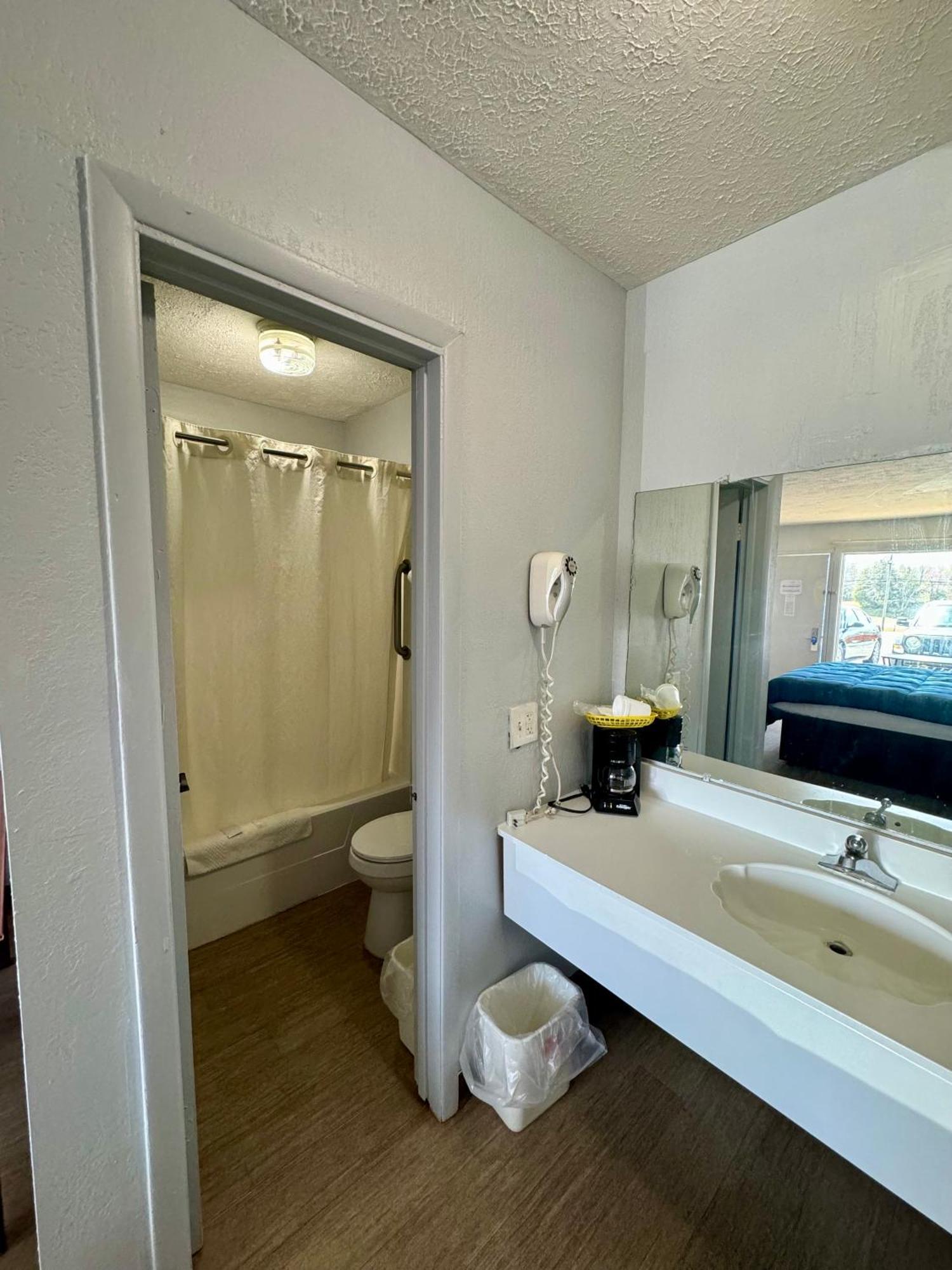 Rodeway Inn Church Hill - Tri Cities Area Екстериор снимка