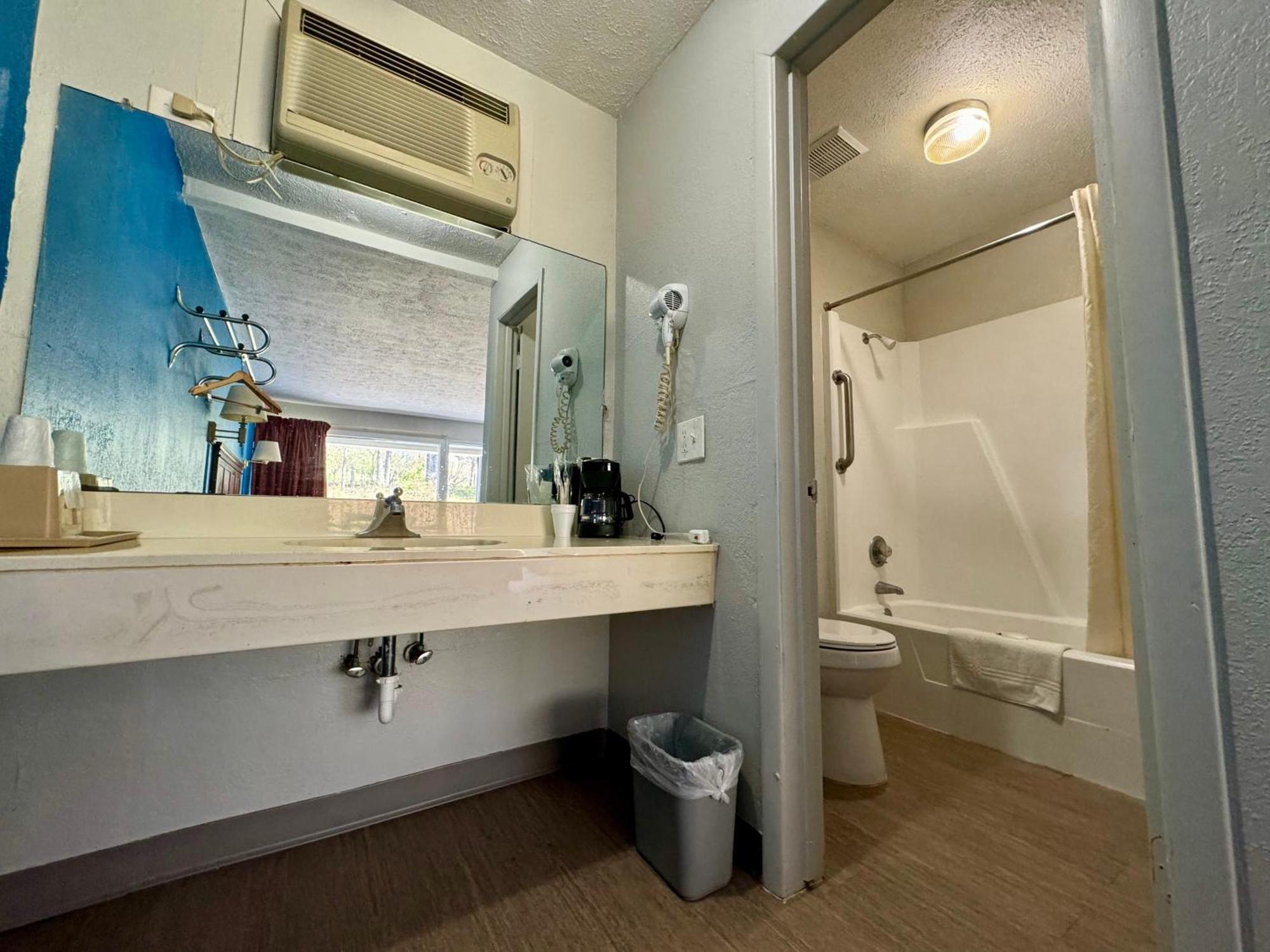 Rodeway Inn Church Hill - Tri Cities Area Екстериор снимка